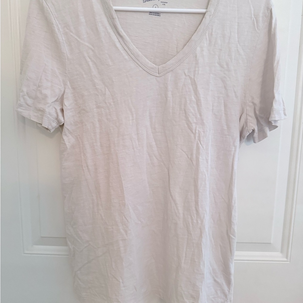 Universal Thread Light Beige V-Neck Short Sleeve Tee
